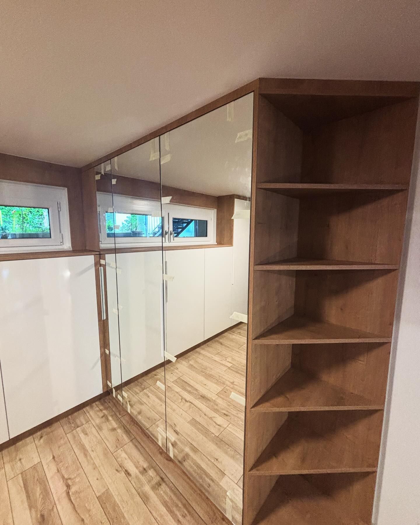 Einbauschrank mit Holzfronten und Spiegeltüren — Montage durch SAN Möbel